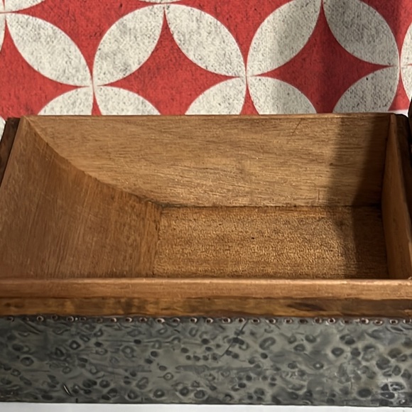 Vintage owl hinged metal embossed keepsake box wood interior - Picture 9 of 10